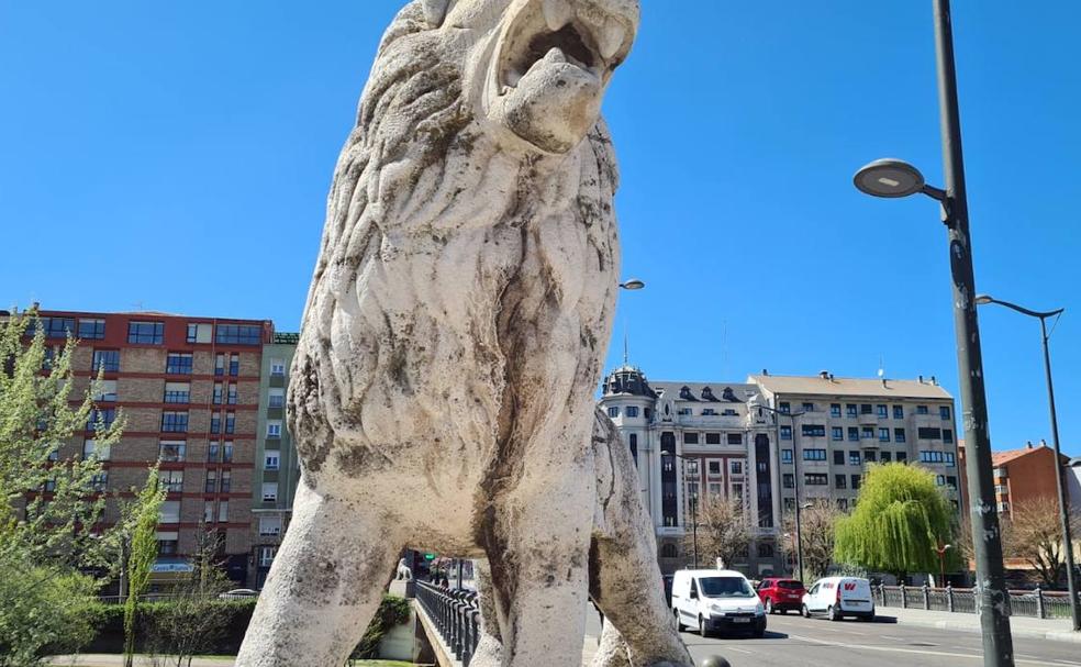 Estado en el que se encuentra uno de los leones del 'Puente de los Leones'.