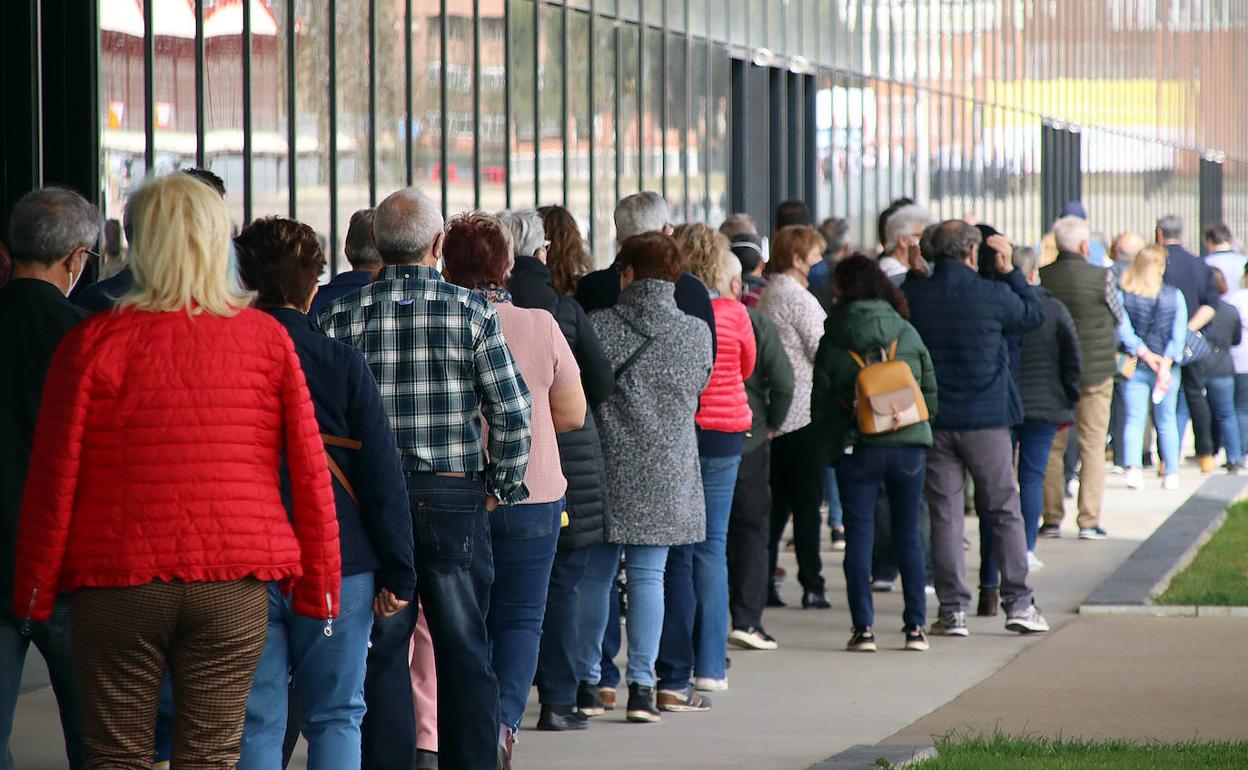 Colas en el Palacio de Exposiciones.