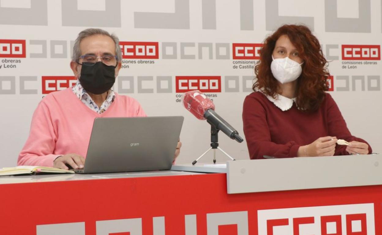 El adjunto a la Secretaría General de la Federación de Sanidad de CCOO en Castilla y León, Luis Álvarez y la responsable de Sanidad CCOO de León, Sara Prieto.