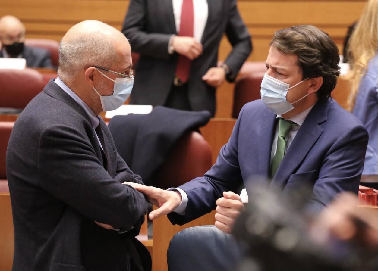 Pleno en las Cortes de Castilla y León que comienza con la sesión de control al presidente y consejeros.