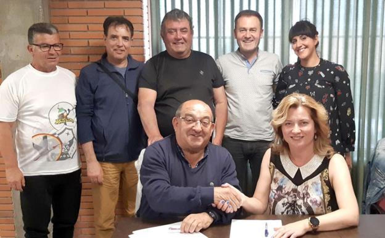 Rúbrica del acuerdo de gobernabilidad entre UPL y PP en Santovenia de la Valdoncina.