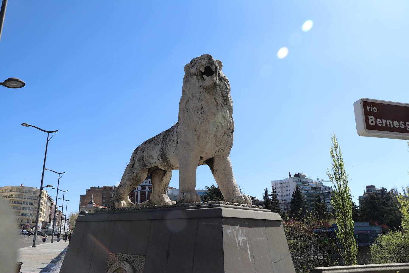 Los cuatro felinos del Puente de los Leones presentan un mal estado desde hace tiempo.