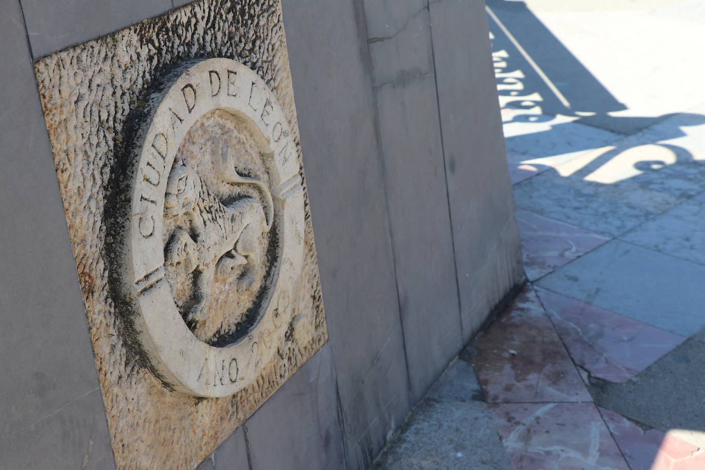 Los cuatro felinos del Puente de los Leones presentan un mal estado desde hace tiempo.