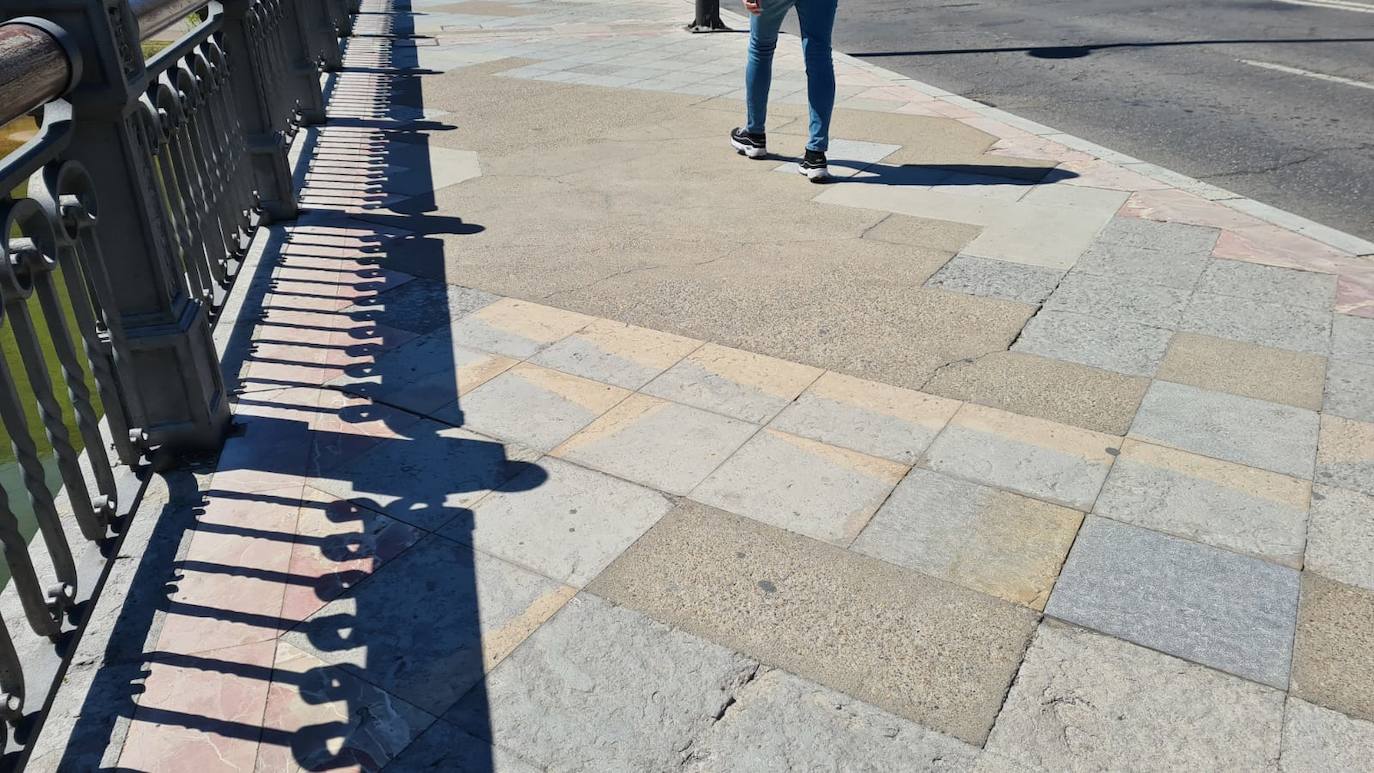 Los cuatro felinos del Puente de los Leones presentan un mal estado desde hace tiempo.