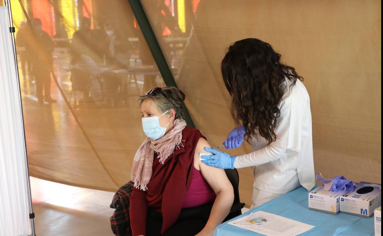 Una mujer recibe su vacuna en estos días.