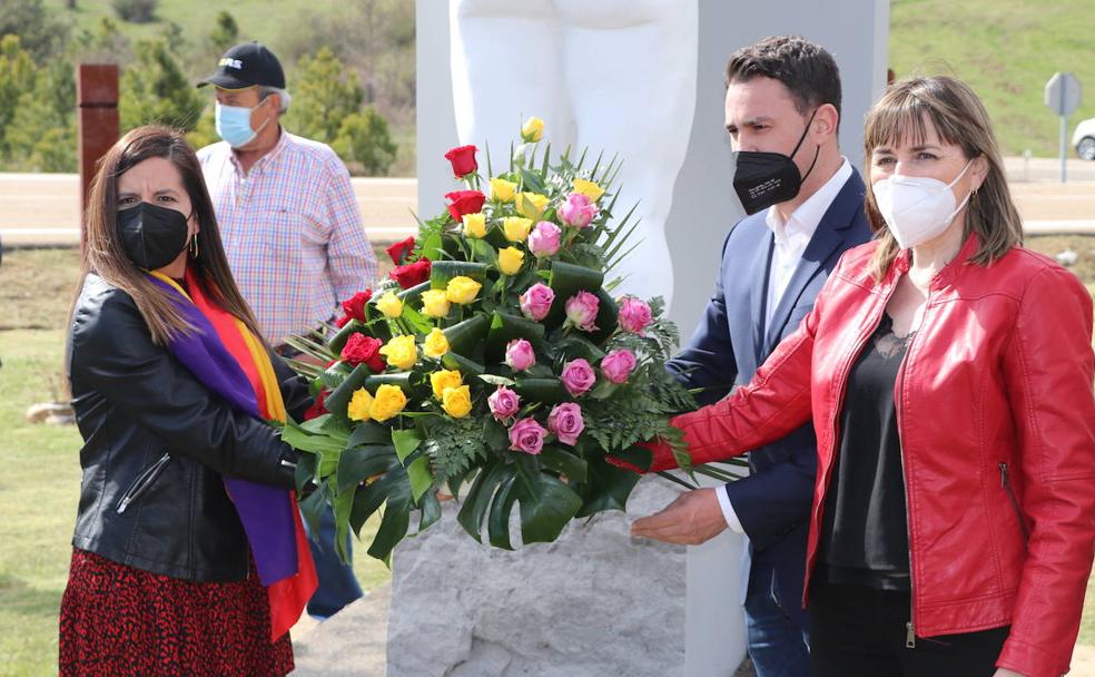 Momento en el que los representantes socialistas de la provincia colocan la ofrenda floral. 