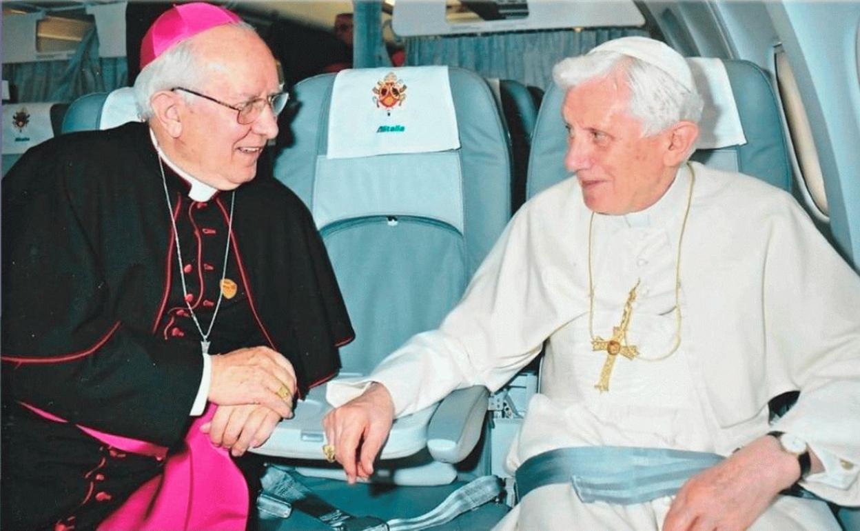 Blanco Prieto, junto a Benedicto XVI en una imagen de archivo.