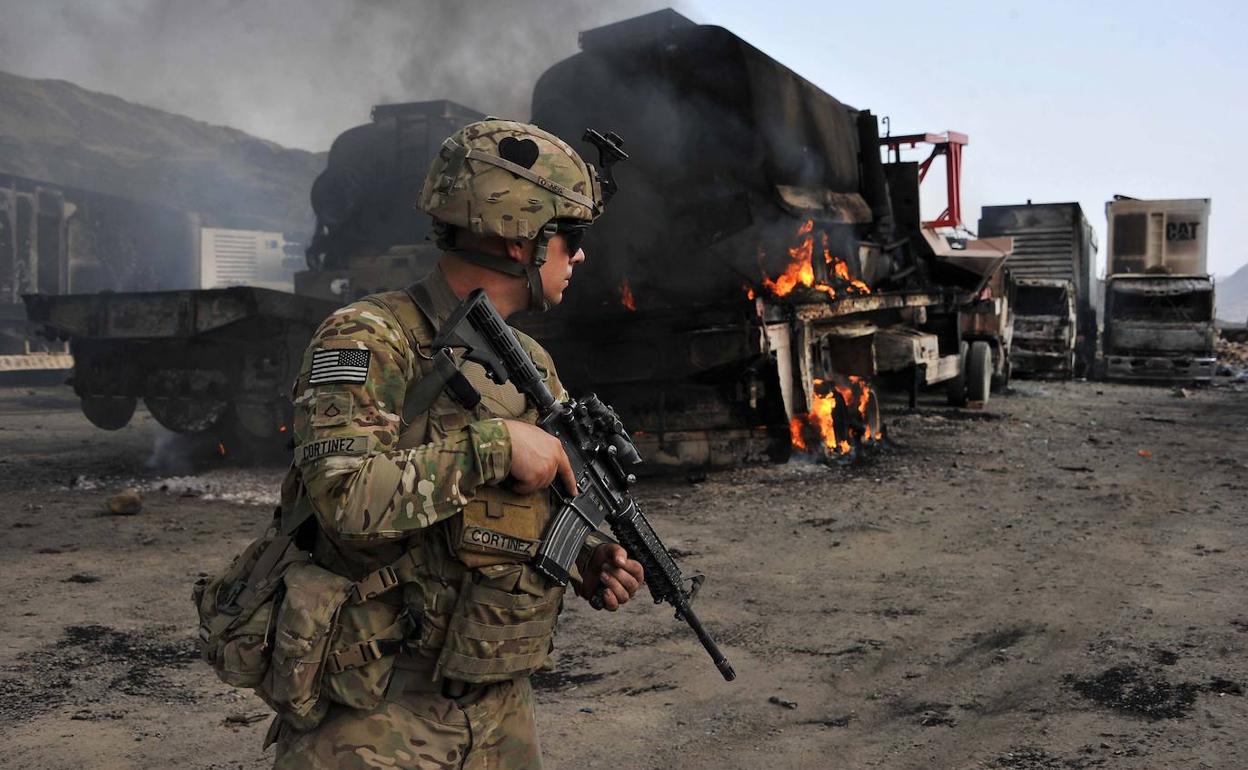 Un soldado estadounidense en el escenario de un ataque suicida en el cruce fronterizo afganopaquistaní en Torkham, en junio de 2014.