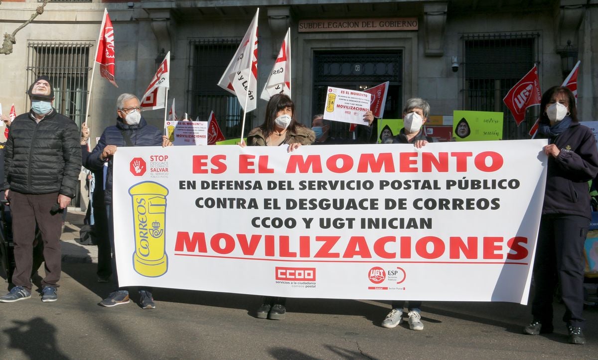 Decenas de carteros se movilizan contra las nuevas políticas de la dirección de la empresa pública postal