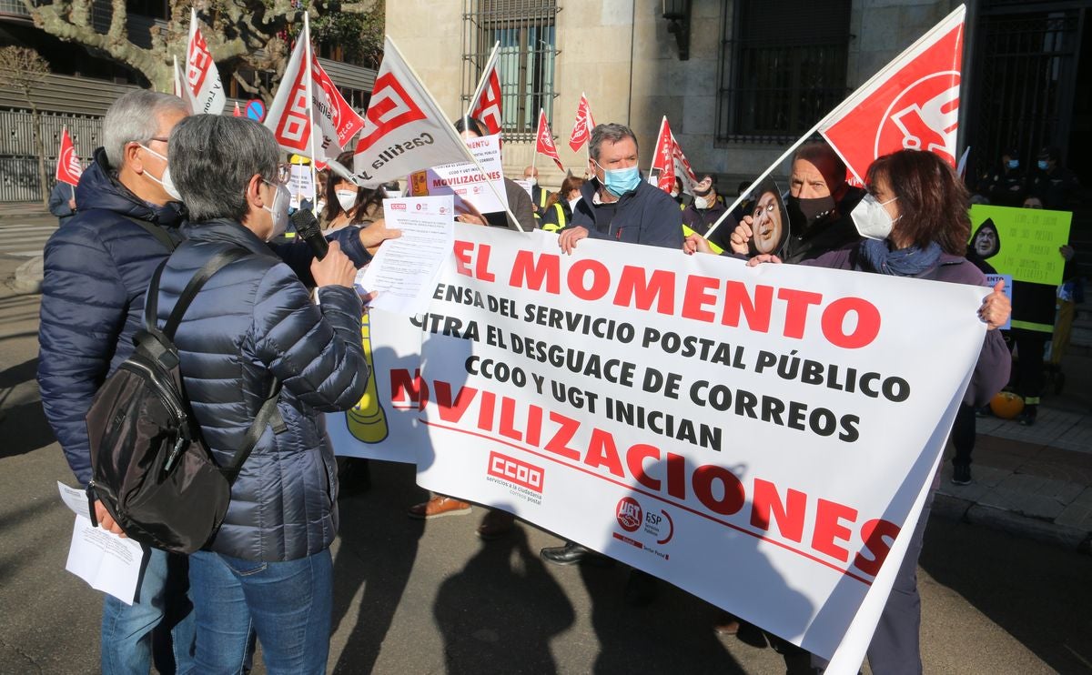 Decenas de carteros se movilizan contra las nuevas políticas de la dirección de la empresa pública postal