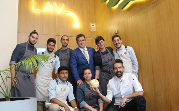 Galería. Javier del Blanco y Daniel Giganto junto a su equipo en la entrada del restaurante LAV posan con el Sol Guía Repsol 2021.