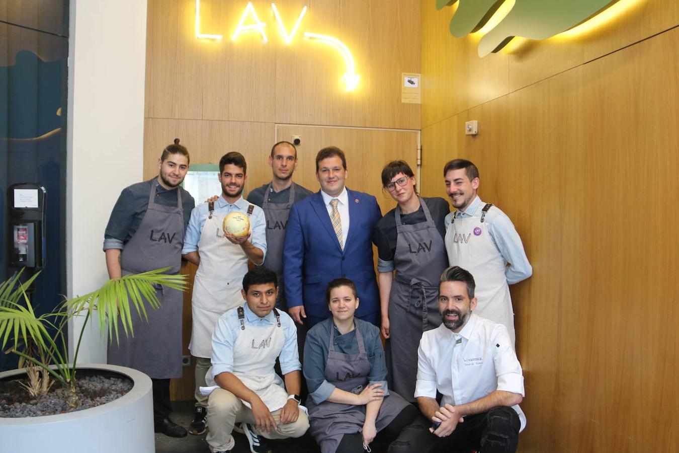 Javier del Blanco, Daniel Gigando y el equipo de LAV posan con el Sol Guía Repsol 2021.