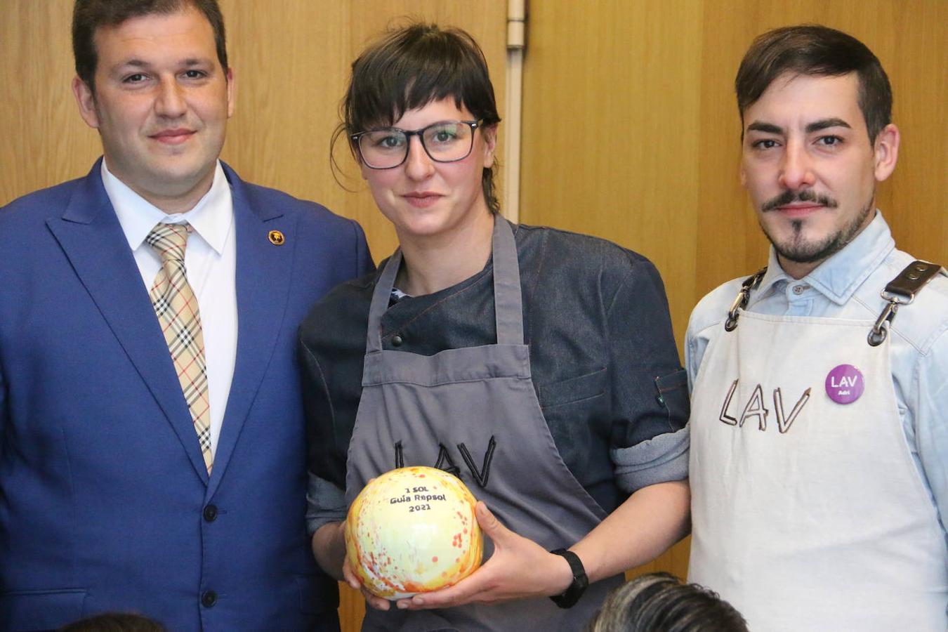 Javier del Blanco, Daniel Gigando y el equipo de LAV posan con el Sol Guía Repsol 2021.