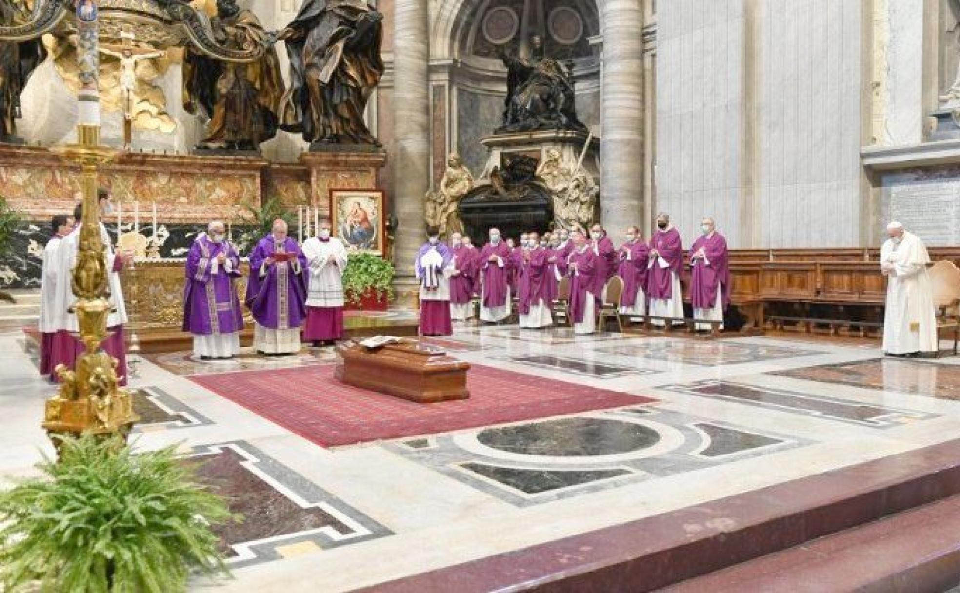 Imagen del funeral celebrado este jueves en Roma por el obispo leonés Félix del Blanco. A la derecha d ela imagen, el papa Francisco. 