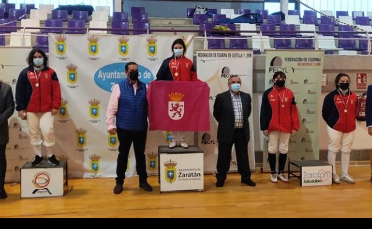 Podio de la categoría de florete 17 femenino, copado por leonesas.