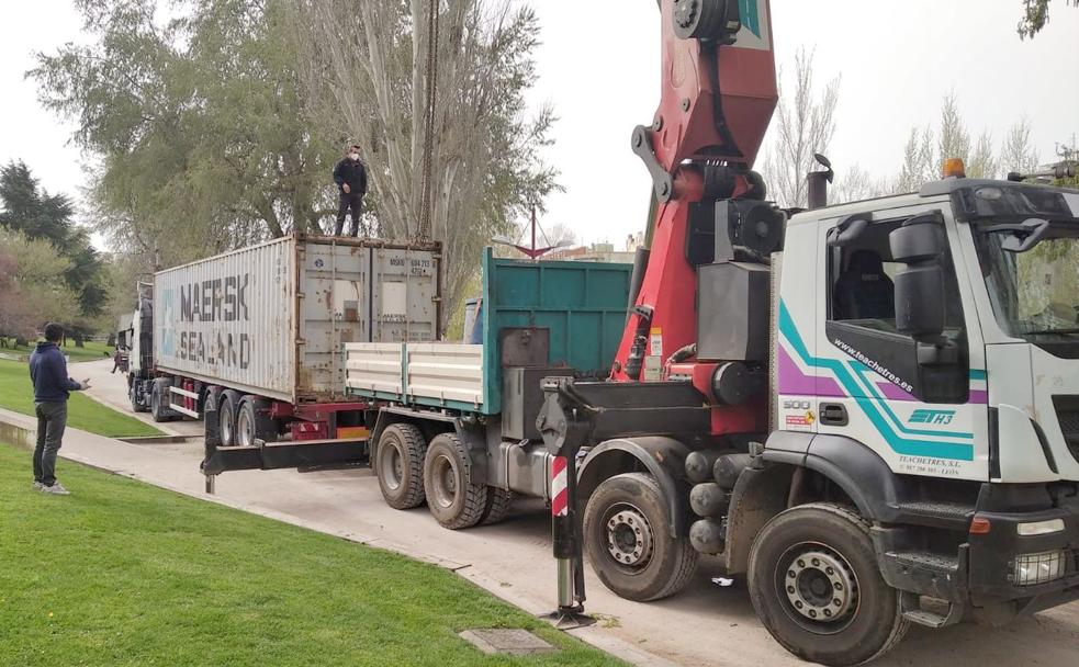 Imagen de los contenedores en la jornada en la que llegaron a León capital. Durante los próximos días será vivible su transformación. 