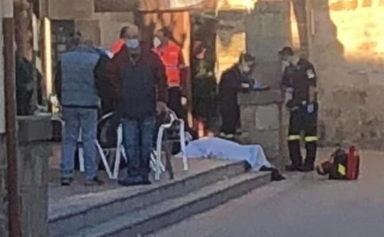 Imagen del lugar del suceso con la víctima aún en el suelo. 