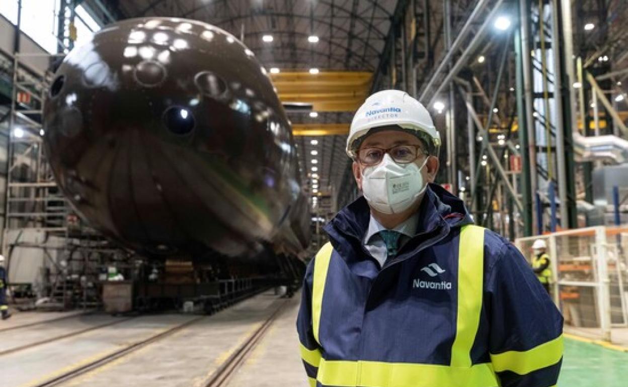 El director del astillero de Navantia en Cartagena, Agustín Álvarez (d), junto al nuevo submarino S-81 «Isaac Peral» 