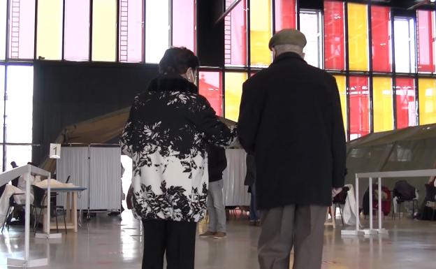 Dos personas acuden a vacunarse al Palacio de Exposiciones.