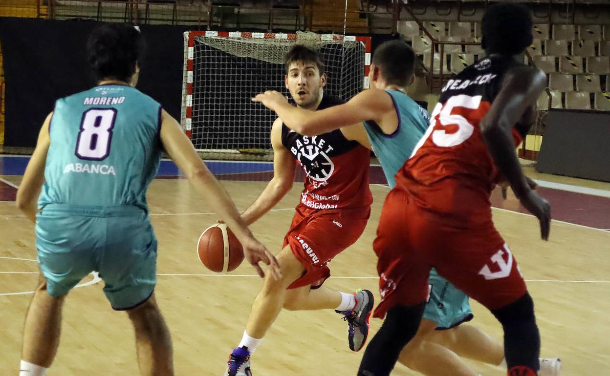 Un lance de un partido del ULE RBH Global Basket León.