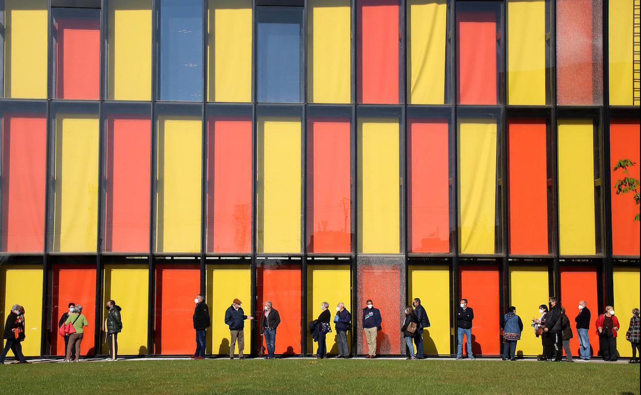 Colas para la vacunación en el Palacio de Exposiciones de León.