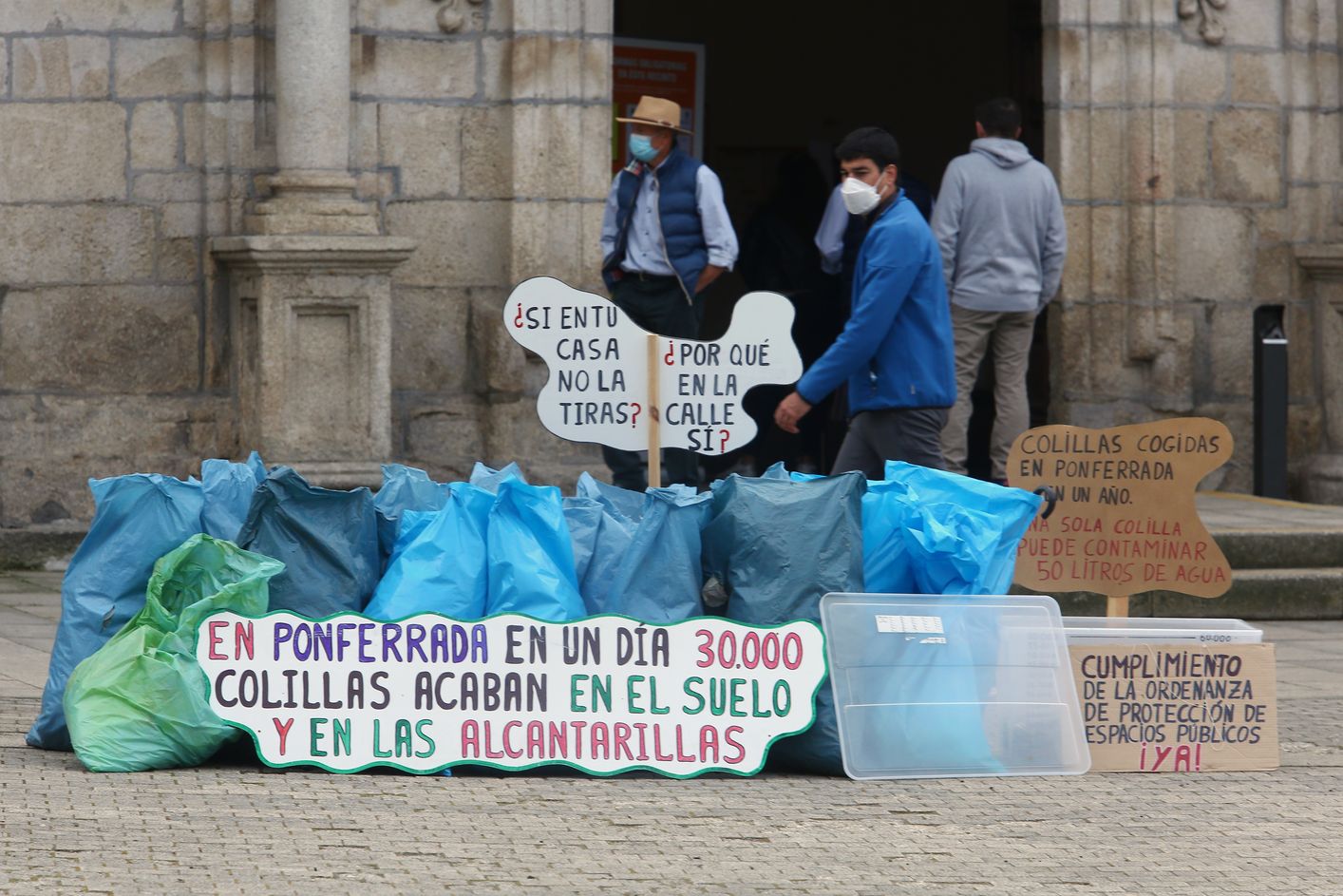 Basura recogida este domingo por integrantes del proyecto Orbanajo en el entorno del río Sil, depositada a las puertas del Ayuntamiento de Ponferrada. 