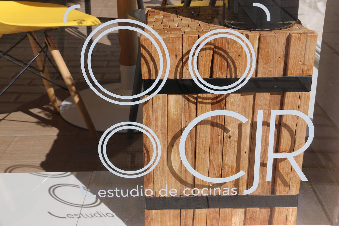 El diseñador leonés transmite su pasión por el diseño y reformas de cocinas en YouTube