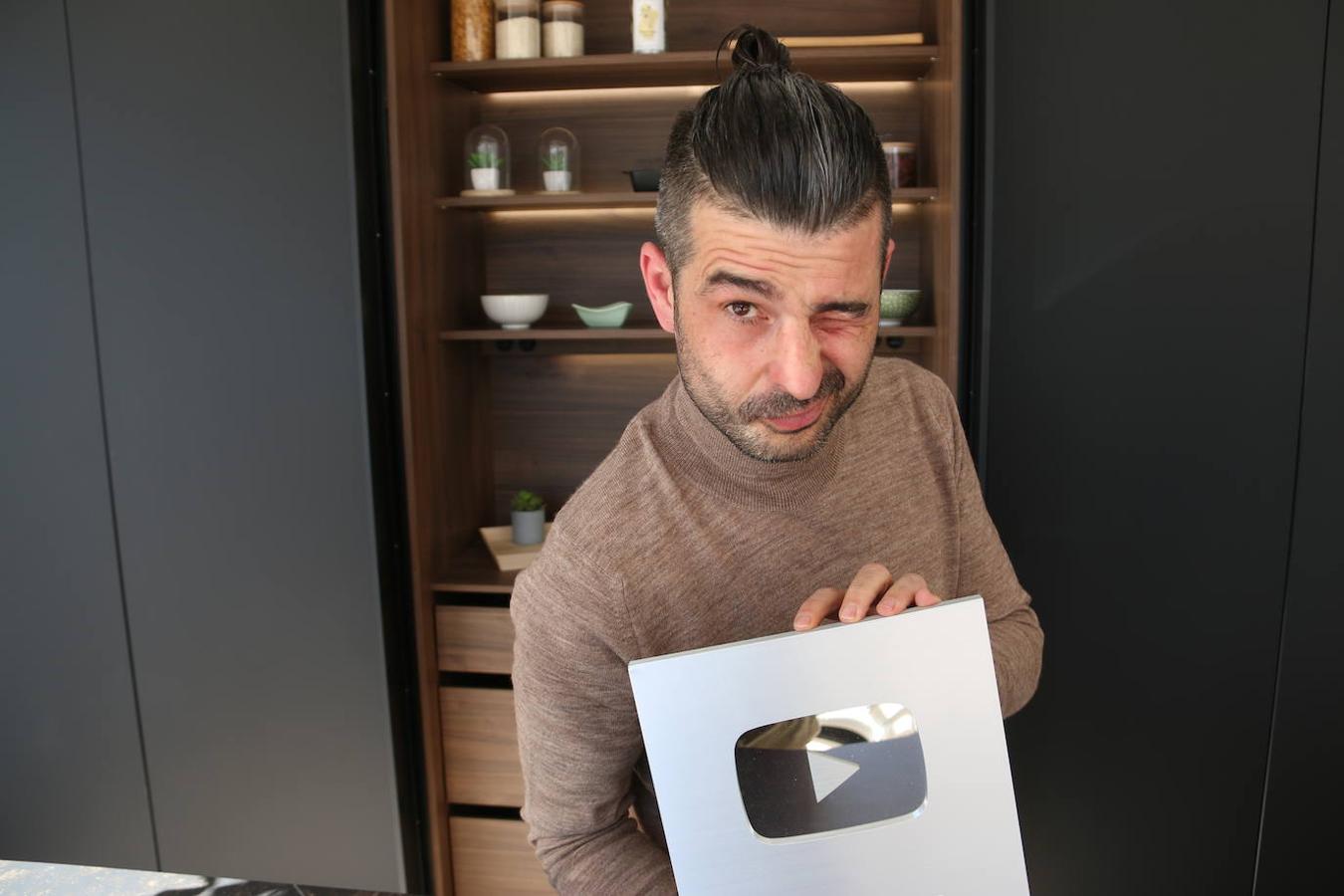 El diseñador leonés transmite su pasión por el diseño y reformas de cocinas en YouTube