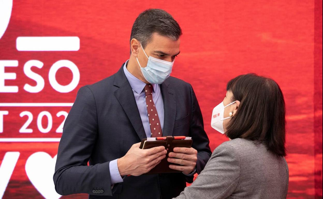 Pedro Sánchez y Cristina Narbona.