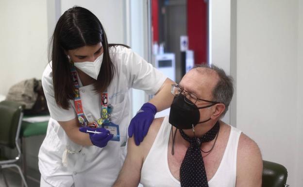 Vacunación en un hospital de Madrid.