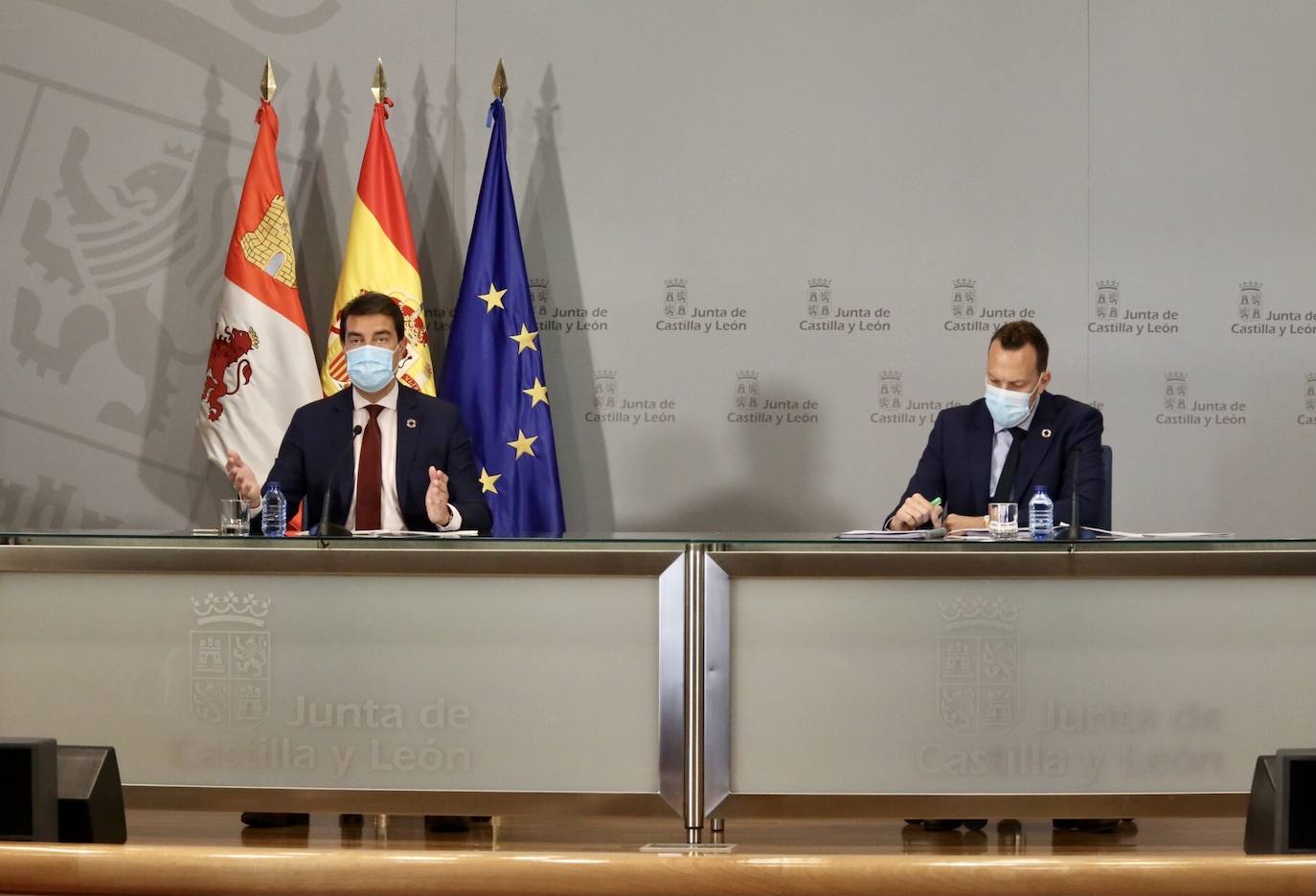 El consejero de la Presidencia de la Junta de Castilla y León, Ángel Ibáñez, presenta en rueda de prensa la participación en los ingresos de la Comunidad por parte de las entidades locales. Junto a él, el director de Administración Local, Héctor Palencia.