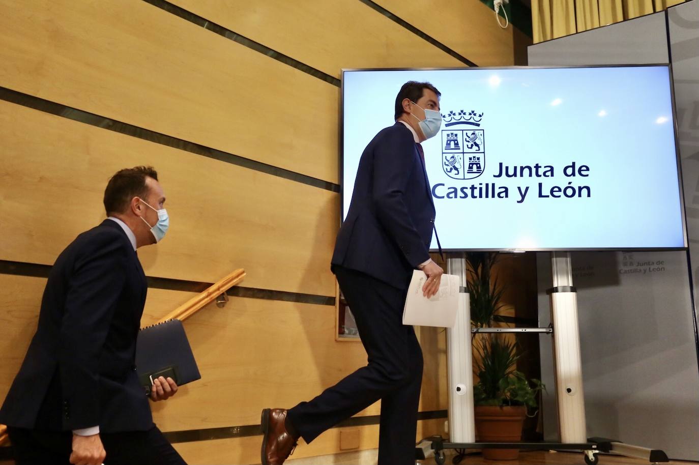 El consejero de la Presidencia de la Junta de Castilla y León, Ángel Ibáñez, presenta en rueda de prensa la participación en los ingresos de la Comunidad por parte de las entidades locales. Junto a él, el director de Administración Local, Héctor Palencia.