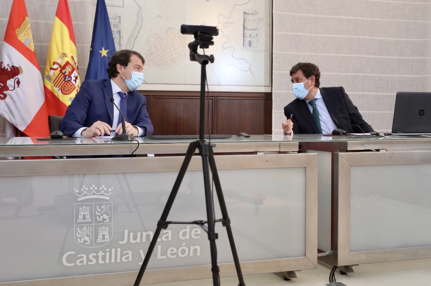 El presidente de la Junta de Castilla y León, Alfonso Fernández Mañueco, interviene en la reunión telemática de la Mesa Empresarial para los fondos New Generation de la UE. Le acompaña el consejero de Economía y Hacienda, Carlos Fernández Carriedo.