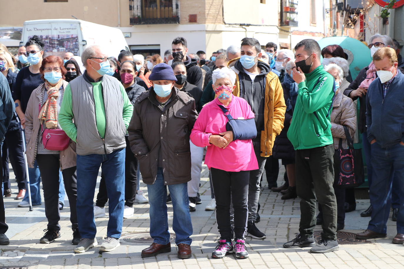 Mansilla de las Mulas enmudece y llora la pérdida de una vecina «muy querida» por todos en la localidad. Familiares, amigos y vecinos se concentran en la Plaza del Ayuntamiento de la villa para llorar el crimen machista contra Paula y denunciar «la lacra social» que supone la violencia de género en la sociedad. 