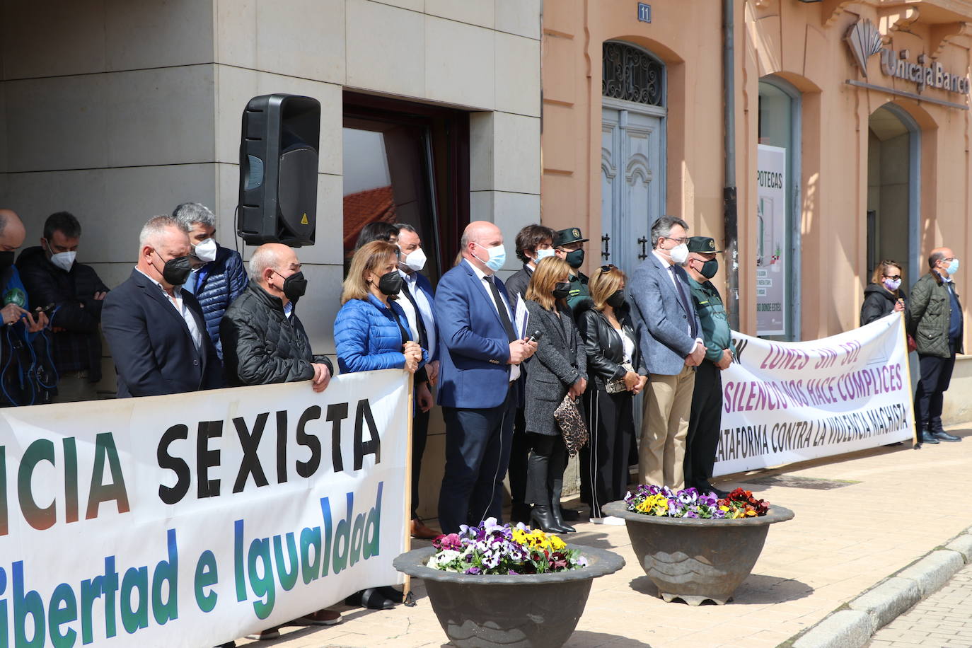 Mansilla de las Mulas enmudece y llora la pérdida de una vecina «muy querida» por todos en la localidad. Familiares, amigos y vecinos se concentran en la Plaza del Ayuntamiento de la villa para llorar el crimen machista contra Paula y denunciar «la lacra social» que supone la violencia de género en la sociedad. 