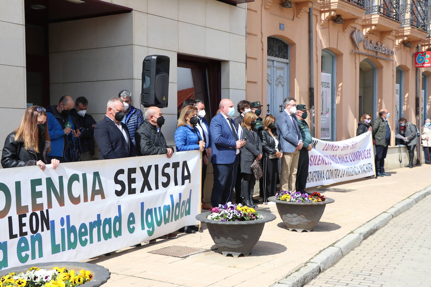 Mansilla de las Mulas enmudece y llora la pérdida de una vecina «muy querida» por todos en la localidad. Familiares, amigos y vecinos se concentran en la Plaza del Ayuntamiento de la villa para llorar el crimen machista contra Paula y denunciar «la lacra social» que supone la violencia de género en la sociedad. 