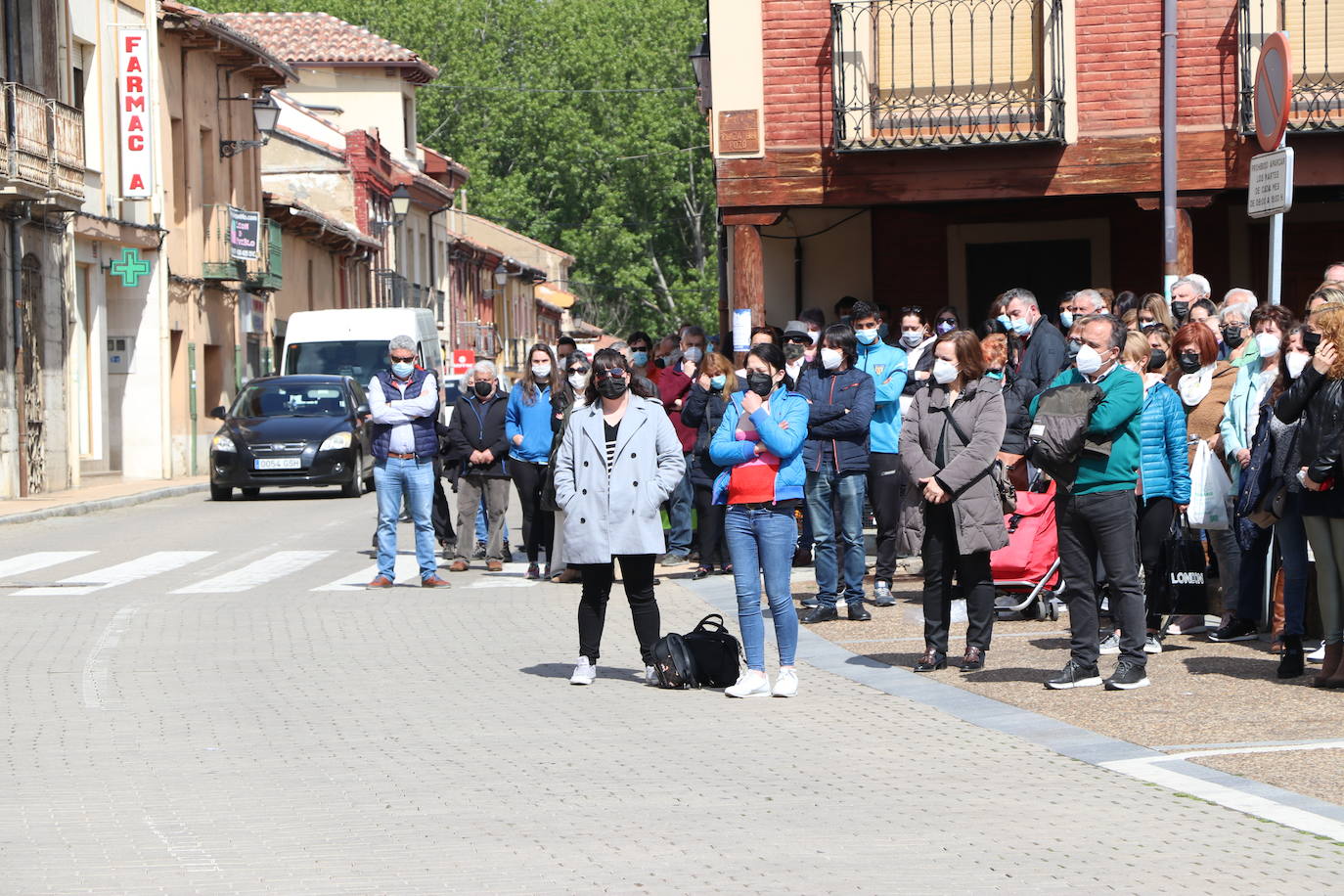 Mansilla de las Mulas enmudece y llora la pérdida de una vecina «muy querida» por todos en la localidad. Familiares, amigos y vecinos se concentran en la Plaza del Ayuntamiento de la villa para llorar el crimen machista contra Paula y denunciar «la lacra social» que supone la violencia de género en la sociedad. 