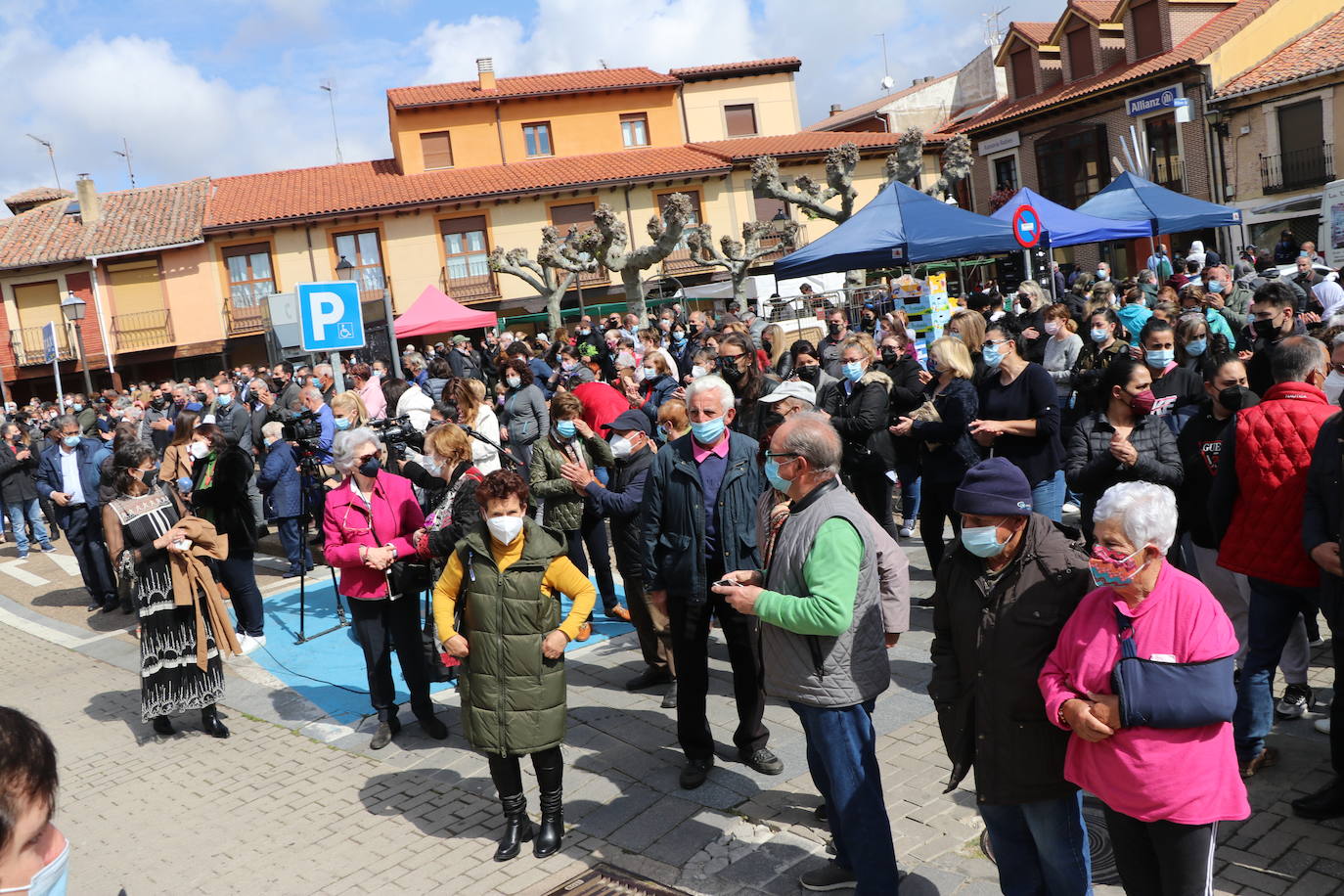 Mansilla de las Mulas enmudece y llora la pérdida de una vecina «muy querida» por todos en la localidad. Familiares, amigos y vecinos se concentran en la Plaza del Ayuntamiento de la villa para llorar el crimen machista contra Paula y denunciar «la lacra social» que supone la violencia de género en la sociedad. 