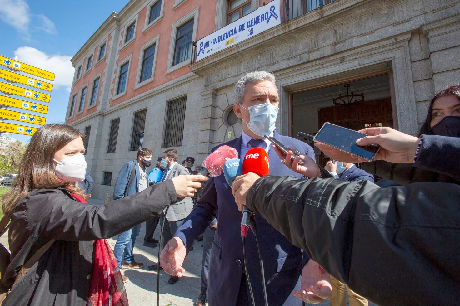 El luto y el dolor por la muerte de Paula M.M. ha recoorido este martes toda la comunidad de Castilla y León. Todas las delegaciones del Gobierno, además de ayuntamientos, se han sumado a ese doloroso silencio. La Junta de Castilla y León se ha sumado con enorme sentimiento al luto por la última víctima de la violencia machista. Participan, el presidente de la Junta, Alfonso Fernández Mañueco; el vicepresidente de la Junta, Francisco Igea; y el consejero de la Presidencia, Ángel Ibáñez; entre otros. (Imágenes de César Sánchez, Letizia Pérez, Concha Ortega, María Lorenzo, leonoticias y delegaciones de Ical). 