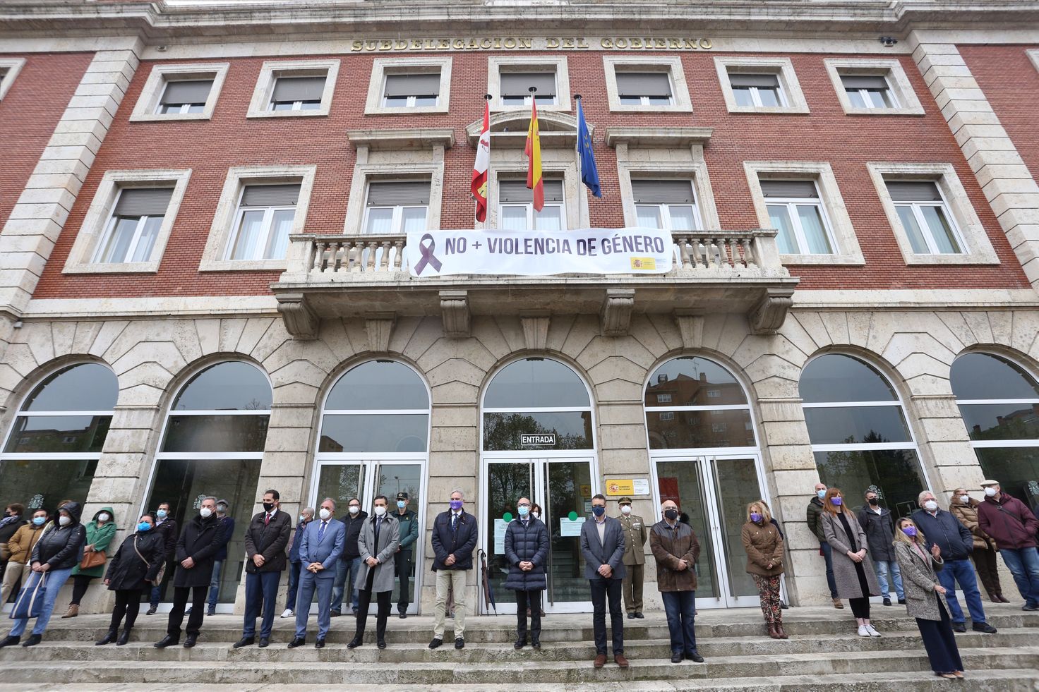 El luto y el dolor por la muerte de Paula M.M. ha recoorido este martes toda la comunidad de Castilla y León. Todas las delegaciones del Gobierno, además de ayuntamientos, se han sumado a ese doloroso silencio. La Junta de Castilla y León se ha sumado con enorme sentimiento al luto por la última víctima de la violencia machista. Participan, el presidente de la Junta, Alfonso Fernández Mañueco; el vicepresidente de la Junta, Francisco Igea; y el consejero de la Presidencia, Ángel Ibáñez; entre otros. (Imágenes de César Sánchez, Letizia Pérez, Concha Ortega, María Lorenzo, leonoticias y delegaciones de Ical). 