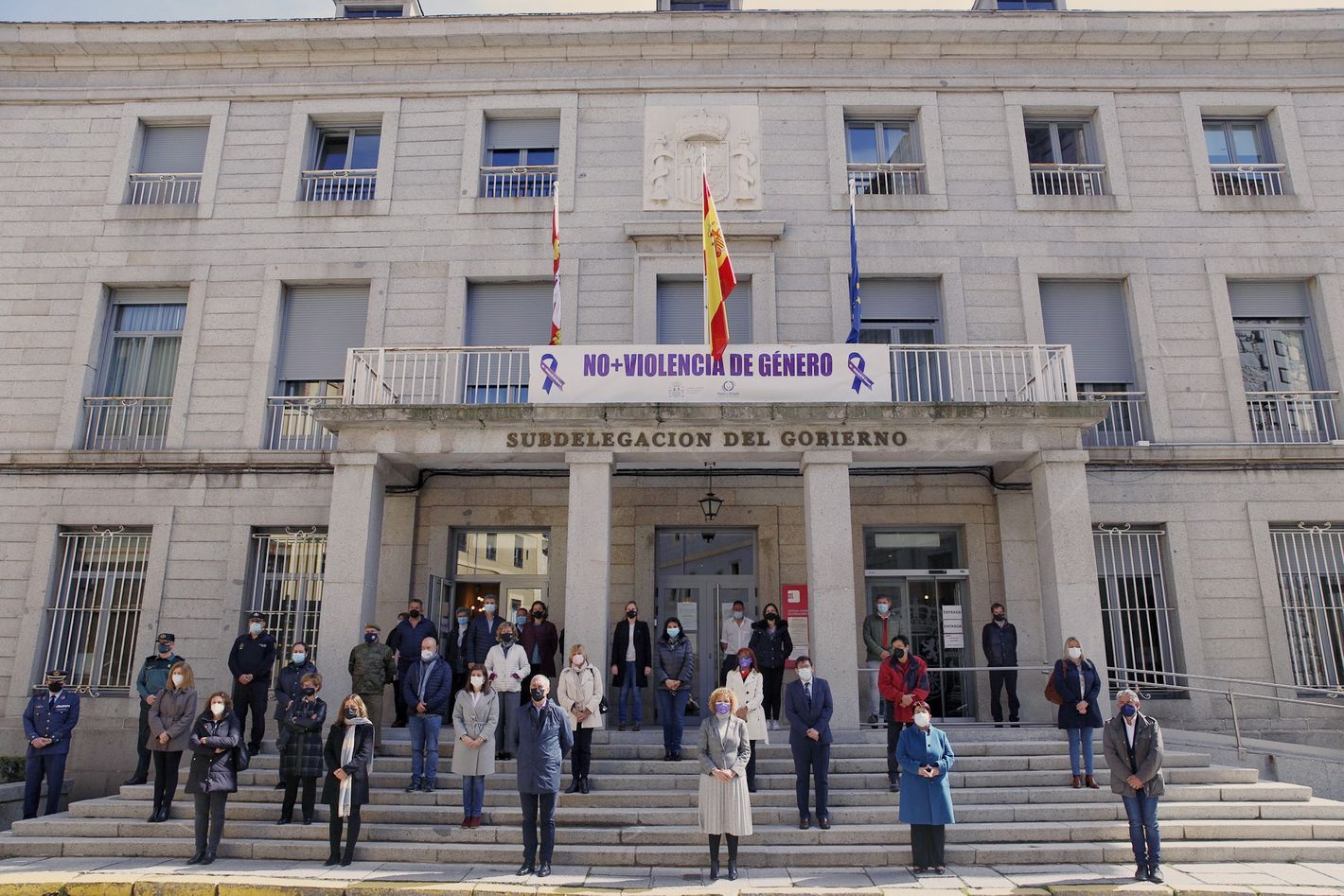 El luto y el dolor por la muerte de Paula M.M. ha recoorido este martes toda la comunidad de Castilla y León. Todas las delegaciones del Gobierno, además de ayuntamientos, se han sumado a ese doloroso silencio. La Junta de Castilla y León se ha sumado con enorme sentimiento al luto por la última víctima de la violencia machista. Participan, el presidente de la Junta, Alfonso Fernández Mañueco; el vicepresidente de la Junta, Francisco Igea; y el consejero de la Presidencia, Ángel Ibáñez; entre otros. (Imágenes de César Sánchez, Letizia Pérez, Concha Ortega, María Lorenzo, leonoticias y delegaciones de Ical). 