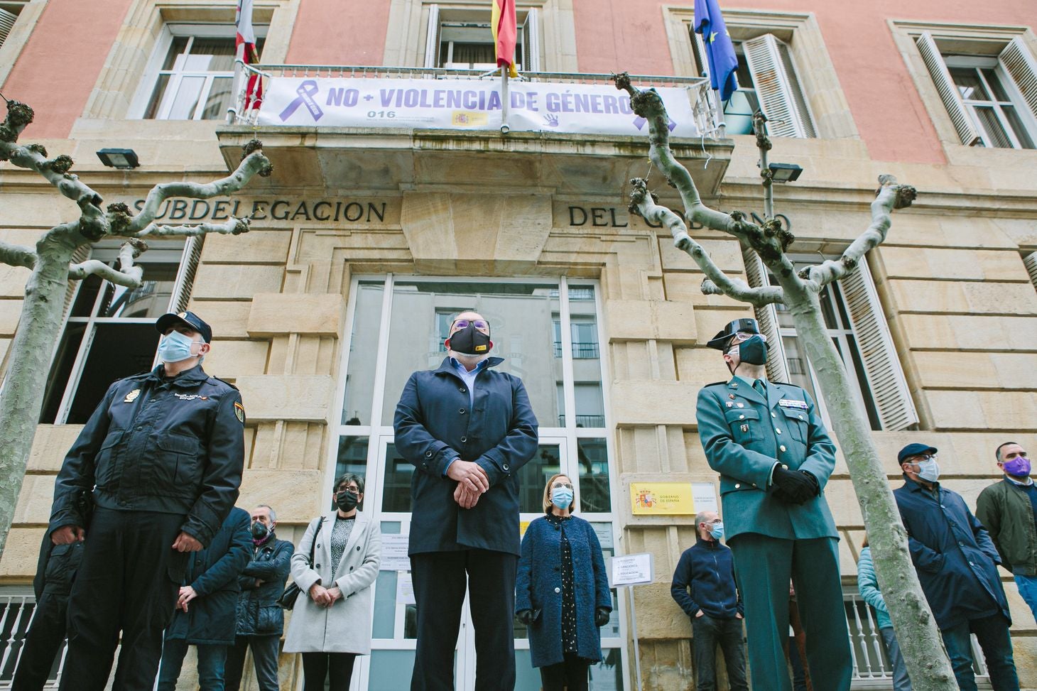 El luto y el dolor por la muerte de Paula M.M. ha recoorido este martes toda la comunidad de Castilla y León. Todas las delegaciones del Gobierno, además de ayuntamientos, se han sumado a ese doloroso silencio. La Junta de Castilla y León se ha sumado con enorme sentimiento al luto por la última víctima de la violencia machista. Participan, el presidente de la Junta, Alfonso Fernández Mañueco; el vicepresidente de la Junta, Francisco Igea; y el consejero de la Presidencia, Ángel Ibáñez; entre otros. (Imágenes de César Sánchez, Letizia Pérez, Concha Ortega, María Lorenzo, leonoticias y delegaciones de Ical). 