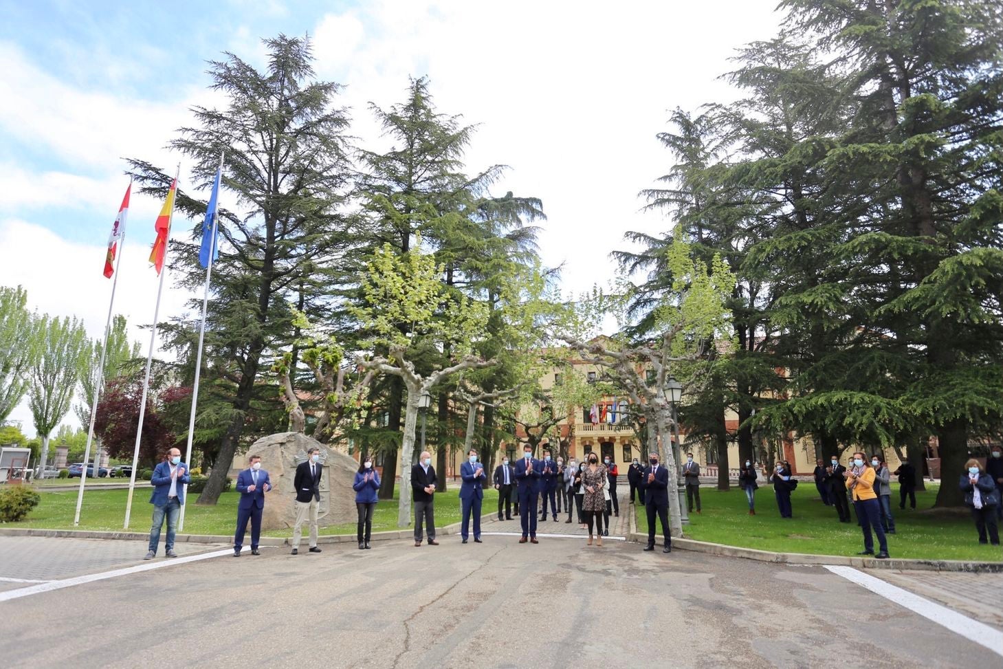 El luto y el dolor por la muerte de Paula M.M. ha recoorido este martes toda la comunidad de Castilla y León. Todas las delegaciones del Gobierno, además de ayuntamientos, se han sumado a ese doloroso silencio. La Junta de Castilla y León se ha sumado con enorme sentimiento al luto por la última víctima de la violencia machista. Participan, el presidente de la Junta, Alfonso Fernández Mañueco; el vicepresidente de la Junta, Francisco Igea; y el consejero de la Presidencia, Ángel Ibáñez; entre otros. (Imágenes de César Sánchez, Letizia Pérez, Concha Ortega, María Lorenzo, leonoticias y delegaciones de Ical). 