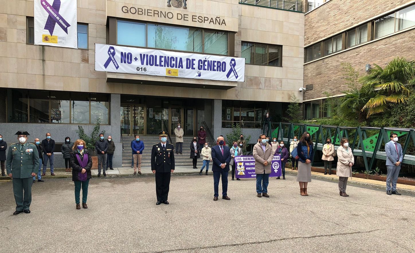 El luto y el dolor por la muerte de Paula M.M. ha recoorido este martes toda la comunidad de Castilla y León. Todas las delegaciones del Gobierno, además de ayuntamientos, se han sumado a ese doloroso silencio. La Junta de Castilla y León se ha sumado con enorme sentimiento al luto por la última víctima de la violencia machista. Participan, el presidente de la Junta, Alfonso Fernández Mañueco; el vicepresidente de la Junta, Francisco Igea; y el consejero de la Presidencia, Ángel Ibáñez; entre otros. (Imágenes de César Sánchez, Letizia Pérez, Concha Ortega, María Lorenzo, leonoticias y delegaciones de Ical). 