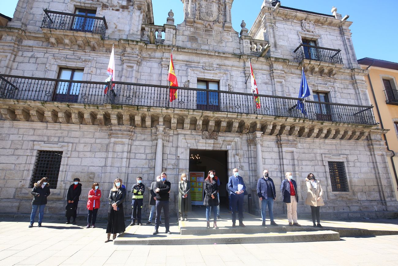 El luto y el dolor por la muerte de Paula M.M. ha recoorido este martes toda la comunidad de Castilla y León. Todas las delegaciones del Gobierno, además de ayuntamientos, se han sumado a ese doloroso silencio. La Junta de Castilla y León se ha sumado con enorme sentimiento al luto por la última víctima de la violencia machista. Participan, el presidente de la Junta, Alfonso Fernández Mañueco; el vicepresidente de la Junta, Francisco Igea; y el consejero de la Presidencia, Ángel Ibáñez; entre otros. (Imágenes de César Sánchez, Letizia Pérez, Concha Ortega, María Lorenzo, leonoticias y delegaciones de Ical). 