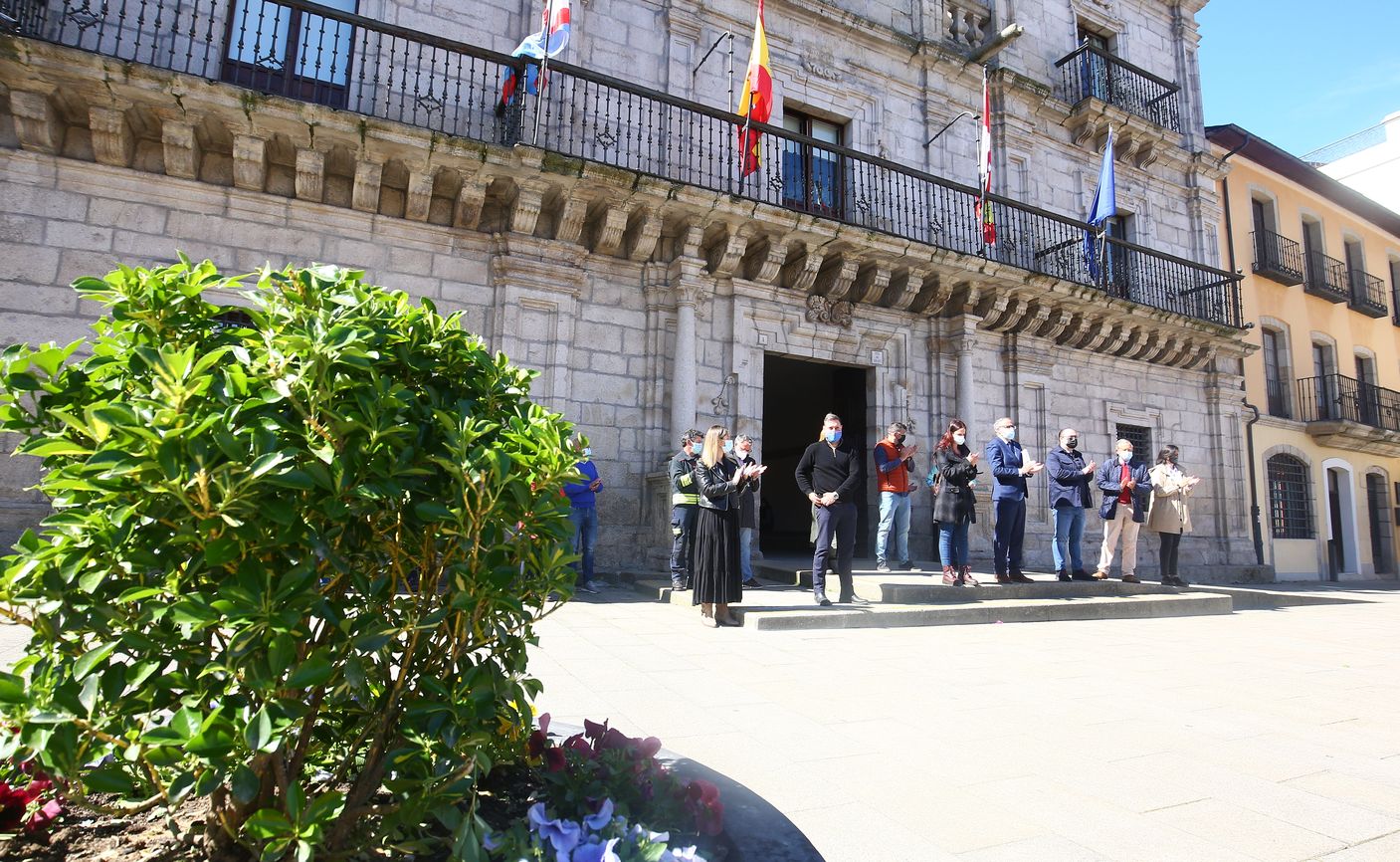 El luto y el dolor por la muerte de Paula M.M. ha recoorido este martes toda la comunidad de Castilla y León. Todas las delegaciones del Gobierno, además de ayuntamientos, se han sumado a ese doloroso silencio. La Junta de Castilla y León se ha sumado con enorme sentimiento al luto por la última víctima de la violencia machista. Participan, el presidente de la Junta, Alfonso Fernández Mañueco; el vicepresidente de la Junta, Francisco Igea; y el consejero de la Presidencia, Ángel Ibáñez; entre otros. (Imágenes de César Sánchez, Letizia Pérez, Concha Ortega, María Lorenzo, leonoticias y delegaciones de Ical). 