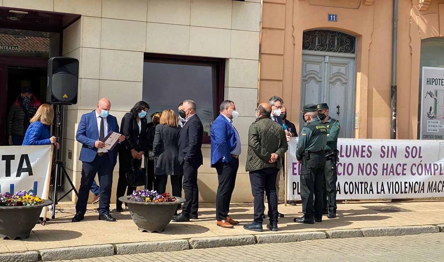 El luto y el dolor por la muerte de Paula M.M. ha recoorido este martes toda la comunidad de Castilla y León. Todas las delegaciones del Gobierno, además de ayuntamientos, se han sumado a ese doloroso silencio. La Junta de Castilla y León se ha sumado con enorme sentimiento al luto por la última víctima de la violencia machista. Participan, el presidente de la Junta, Alfonso Fernández Mañueco; el vicepresidente de la Junta, Francisco Igea; y el consejero de la Presidencia, Ángel Ibáñez; entre otros. (Imágenes de César Sánchez, Letizia Pérez, Concha Ortega, María Lorenzo, leonoticias y delegaciones de Ical). 