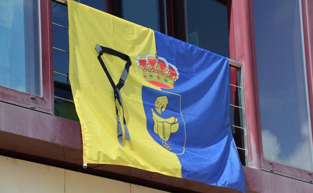 Imagen. Bandera de la localidad con el crespón negro en señal de luto. 