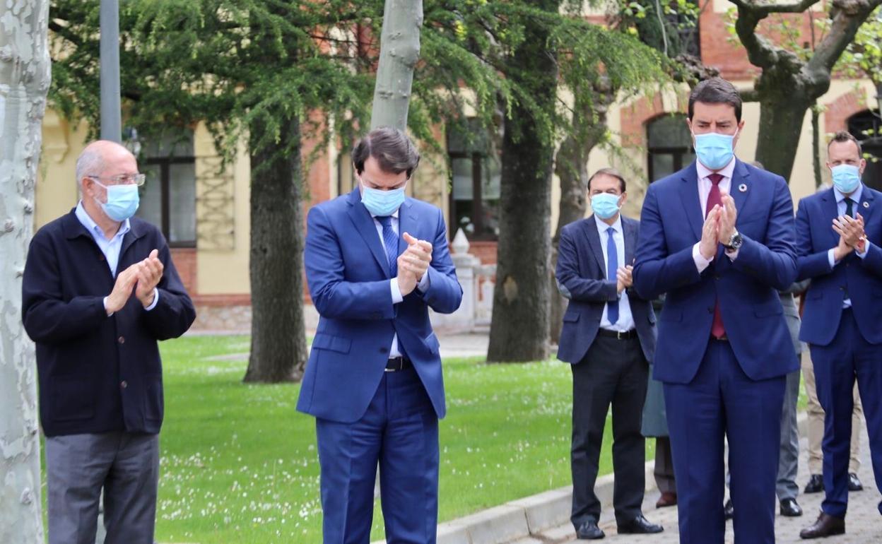 El presidente de la Junta, durante el minuto de silencio guardado este martes. 