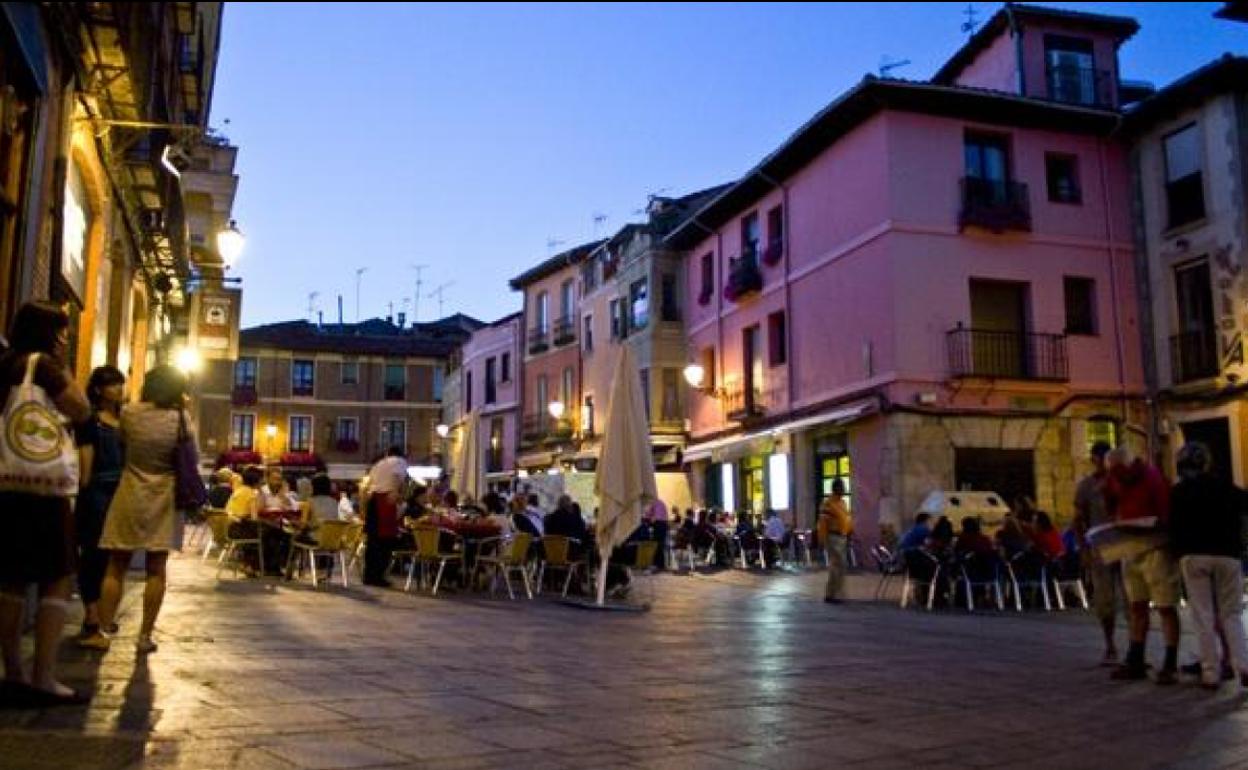 Plaza de San Martín, una de las más concurridas del Barrio Húmedo.